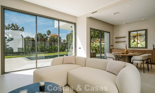 Instapklare nieuwbouwvilla met contemporaine bouwstijl te koop met zeezicht en op loopafstand van het strand in Estepona 786276 