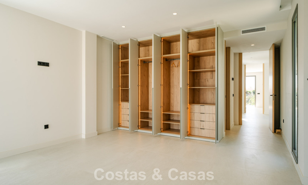 Instapklare nieuwbouwvilla met contemporaine bouwstijl te koop met zeezicht en op loopafstand van het strand in Estepona 786277