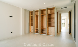 Instapklare nieuwbouwvilla met contemporaine bouwstijl te koop met zeezicht en op loopafstand van het strand in Estepona 786277 