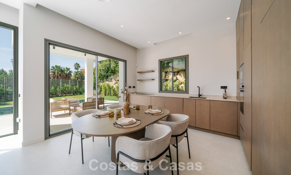 Instapklare nieuwbouwvilla met contemporaine bouwstijl te koop met zeezicht en op loopafstand van het strand in Estepona 786278