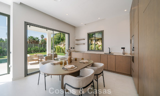 Instapklare nieuwbouwvilla met contemporaine bouwstijl te koop met zeezicht en op loopafstand van het strand in Estepona 786278 