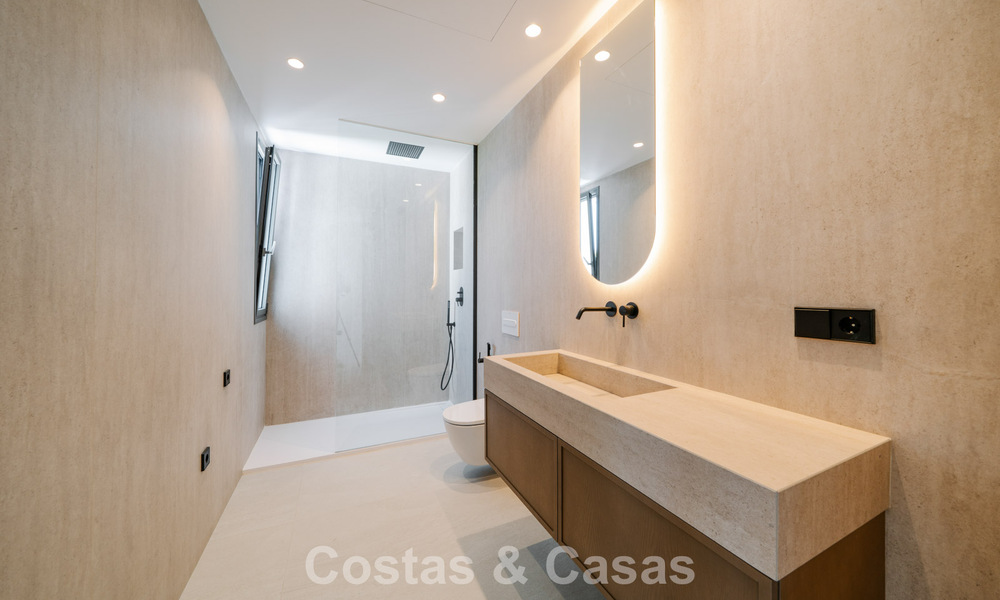 Instapklare nieuwbouwvilla met contemporaine bouwstijl te koop met zeezicht en op loopafstand van het strand in Estepona 786279