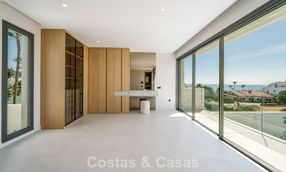 Instapklare nieuwbouwvilla met contemporaine bouwstijl te koop met zeezicht en op loopafstand van het strand in Estepona 786280