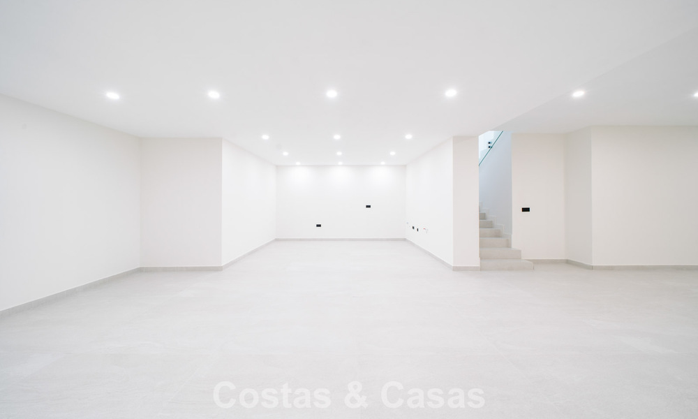 Instapklare nieuwbouwvilla met contemporaine bouwstijl te koop met zeezicht en op loopafstand van het strand in Estepona 786284