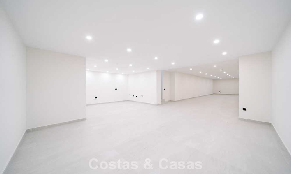 Instapklare nieuwbouwvilla met contemporaine bouwstijl te koop met zeezicht en op loopafstand van het strand in Estepona 786285