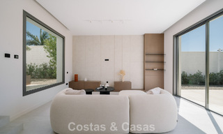 Instapklare nieuwbouwvilla met contemporaine bouwstijl te koop met zeezicht en op loopafstand van het strand in Estepona 786288 