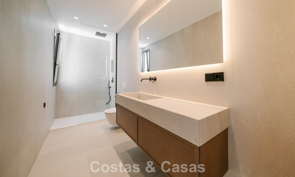 Instapklare nieuwbouwvilla met contemporaine bouwstijl te koop met zeezicht en op loopafstand van het strand in Estepona 786290