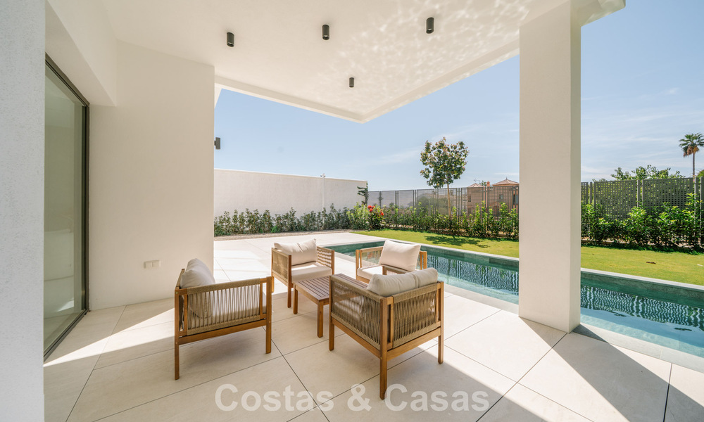 Instapklare nieuwbouwvilla met contemporaine bouwstijl te koop met zeezicht en op loopafstand van het strand in Estepona 786291