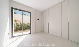 Instapklare nieuwbouwvilla met contemporaine bouwstijl te koop met zeezicht en op loopafstand van het strand in Estepona 786292 