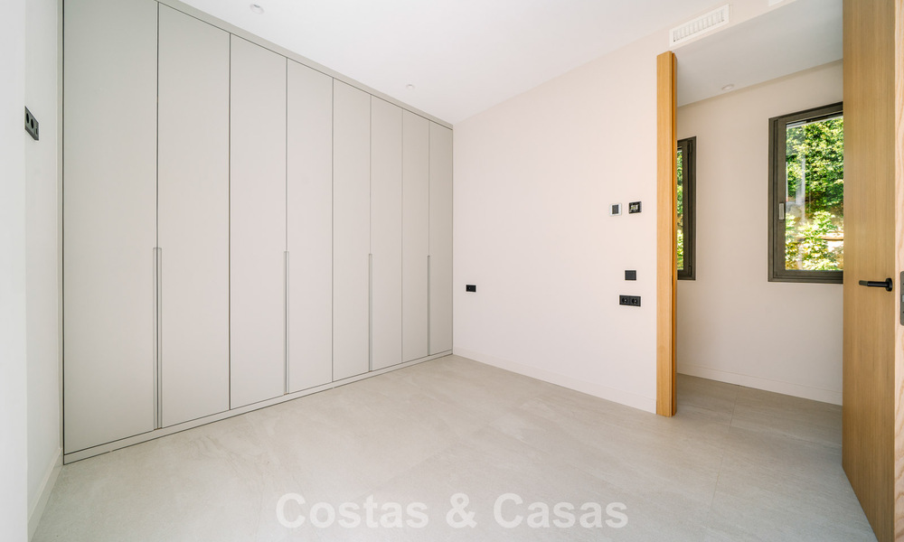 Instapklare nieuwbouwvilla met contemporaine bouwstijl te koop met zeezicht en op loopafstand van het strand in Estepona 786294