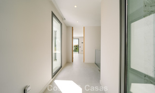 Instapklare nieuwbouwvilla met contemporaine bouwstijl te koop met zeezicht en op loopafstand van het strand in Estepona 786295 