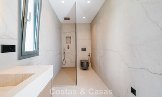 Instapklare nieuwbouwvilla met contemporaine bouwstijl te koop met zeezicht en op loopafstand van het strand in Estepona 786298 