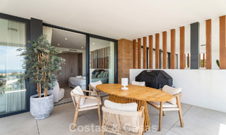 Instapklaar, modernistisch duplex penthouse met zeezicht te koop in Oost-Marbella 786482 
