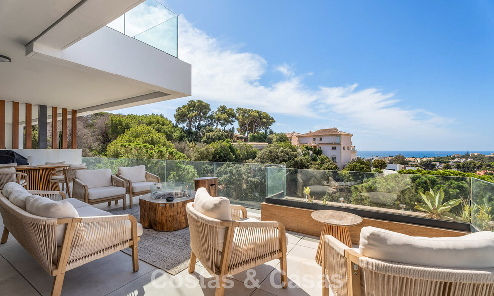 Instapklaar, modernistisch duplex penthouse met zeezicht te koop in Oost-Marbella 786483