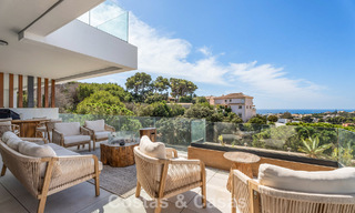 Instapklaar, modernistisch duplex penthouse met zeezicht te koop in Oost-Marbella 786483 