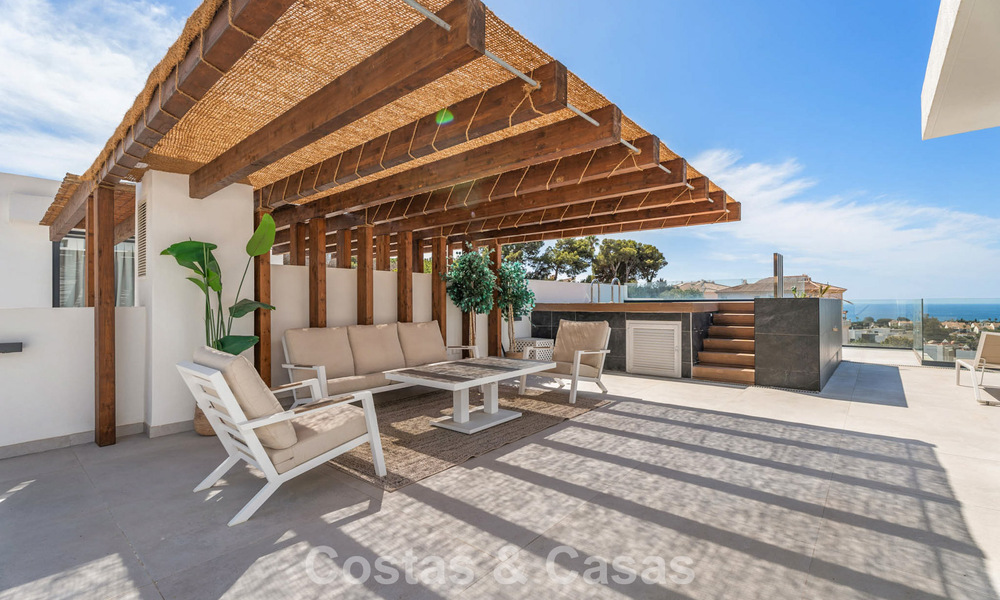 Instapklaar, modernistisch duplex penthouse met zeezicht te koop in Oost-Marbella 786484