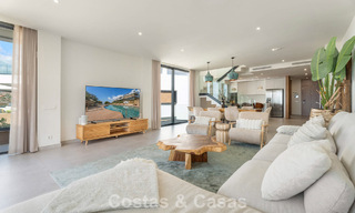 Instapklaar, modernistisch duplex penthouse met zeezicht te koop in Oost-Marbella 786485 