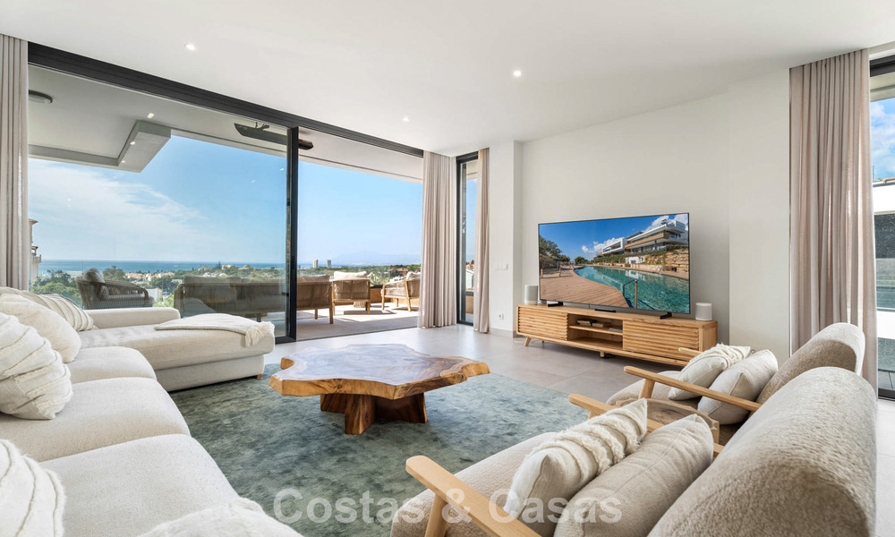 Instapklaar, modernistisch duplex penthouse met zeezicht te koop in Oost-Marbella 786486