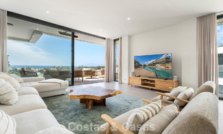 Instapklaar, modernistisch duplex penthouse met zeezicht te koop in Oost-Marbella 786486 