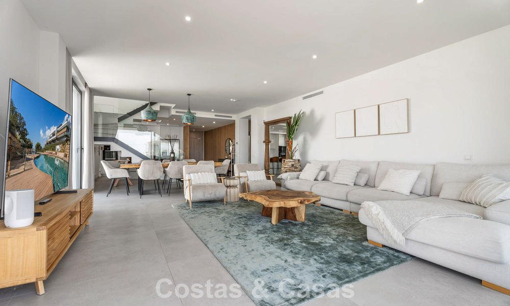 Instapklaar, modernistisch duplex penthouse met zeezicht te koop in Oost-Marbella 786487