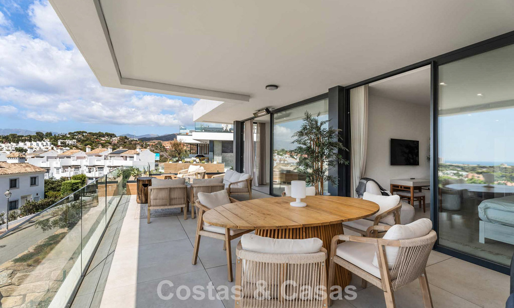 Instapklaar, modernistisch duplex penthouse met zeezicht te koop in Oost-Marbella 786488