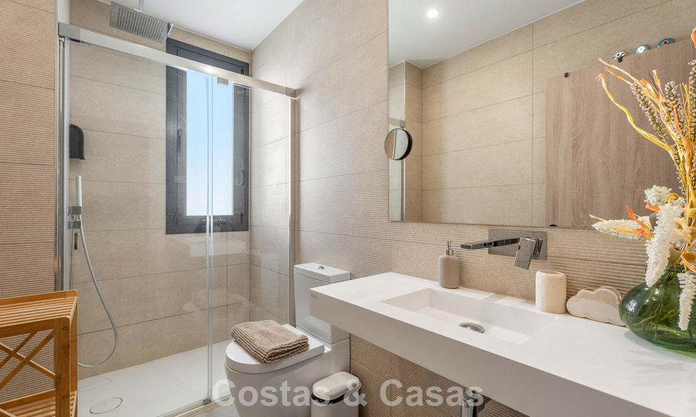 Instapklaar, modernistisch duplex penthouse met zeezicht te koop in Oost-Marbella 786489