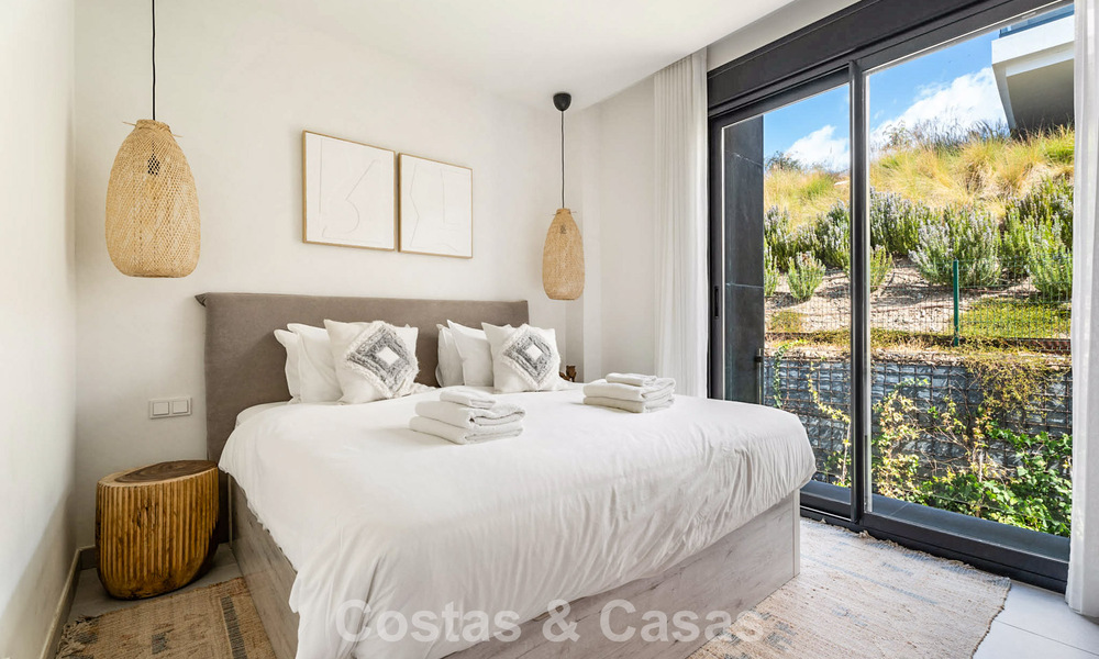 Instapklaar, modernistisch duplex penthouse met zeezicht te koop in Oost-Marbella 786490