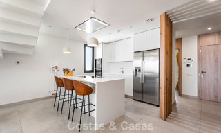Instapklaar, modernistisch duplex penthouse met zeezicht te koop in Oost-Marbella 786491 