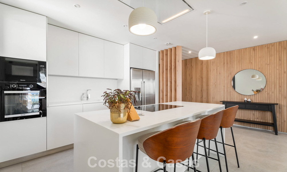 Instapklaar, modernistisch duplex penthouse met zeezicht te koop in Oost-Marbella 786492