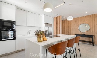 Instapklaar, modernistisch duplex penthouse met zeezicht te koop in Oost-Marbella 786492 
