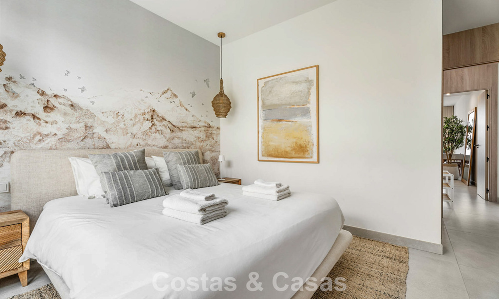 Instapklaar, modernistisch duplex penthouse met zeezicht te koop in Oost-Marbella 786494