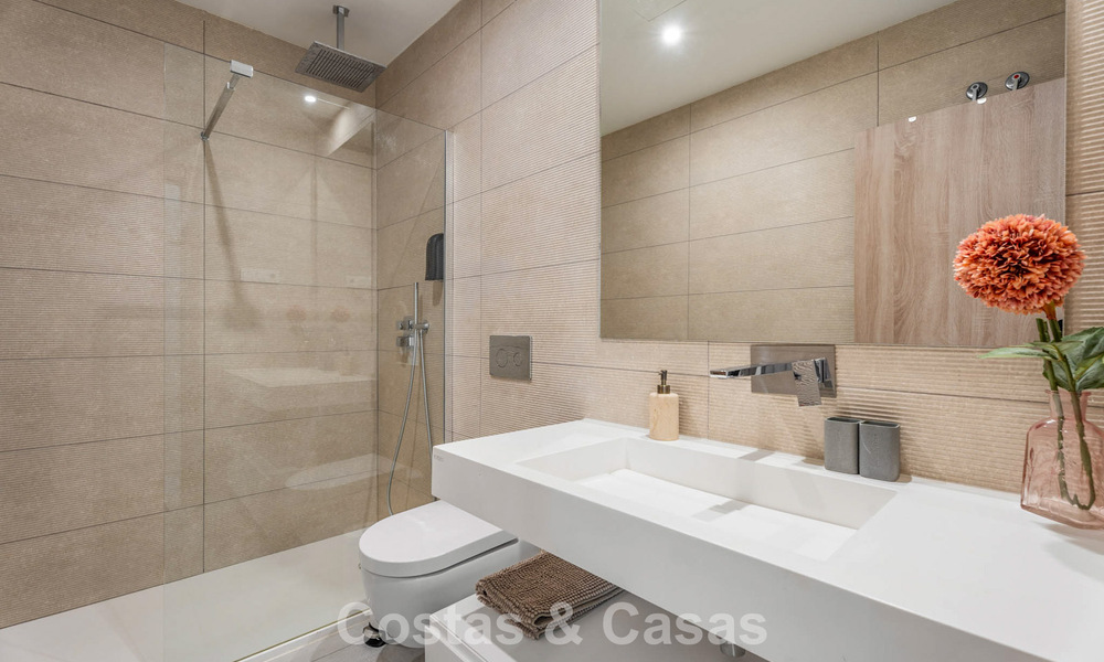 Instapklaar, modernistisch duplex penthouse met zeezicht te koop in Oost-Marbella 786495
