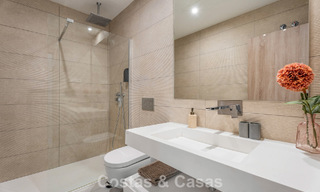 Instapklaar, modernistisch duplex penthouse met zeezicht te koop in Oost-Marbella 786495 