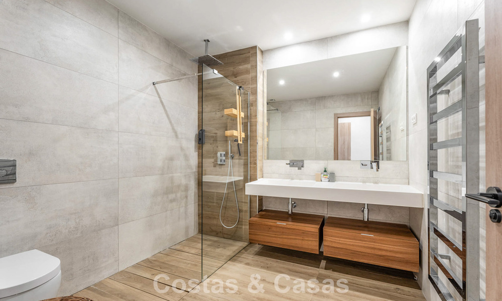 Instapklaar, modernistisch duplex penthouse met zeezicht te koop in Oost-Marbella 786496