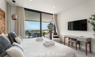 Instapklaar, modernistisch duplex penthouse met zeezicht te koop in Oost-Marbella 786497 