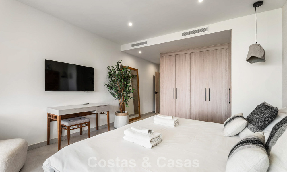 Instapklaar, modernistisch duplex penthouse met zeezicht te koop in Oost-Marbella 786498