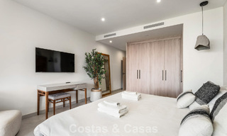Instapklaar, modernistisch duplex penthouse met zeezicht te koop in Oost-Marbella 786498 