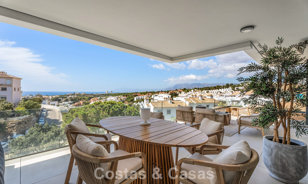 Instapklaar, modernistisch duplex penthouse met zeezicht te koop in Oost-Marbella 786499