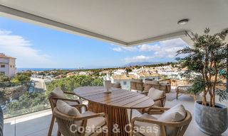 Instapklaar, modernistisch duplex penthouse met zeezicht te koop in Oost-Marbella 786499 