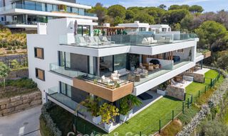 Instapklaar, modernistisch duplex penthouse met zeezicht te koop in Oost-Marbella 786501 