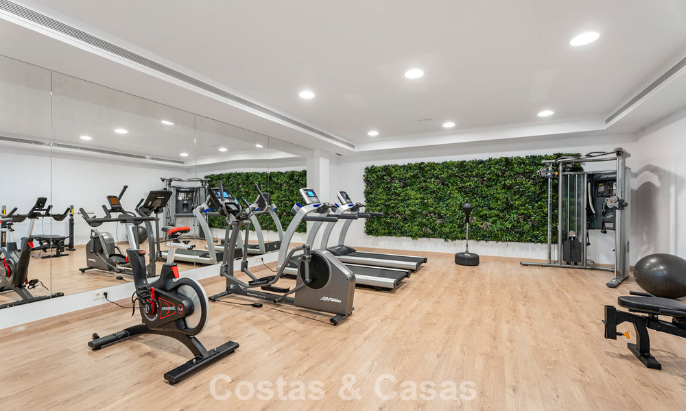 Instapklaar, modernistisch duplex penthouse met zeezicht te koop in Oost-Marbella 786502