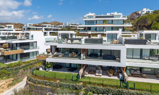 Instapklaar, modernistisch duplex penthouse met zeezicht te koop in Oost-Marbella 786503 