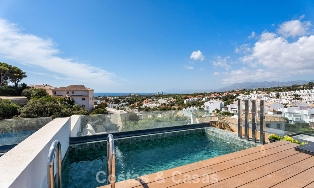 Instapklaar, modernistisch duplex penthouse met zeezicht te koop in Oost-Marbella 786504