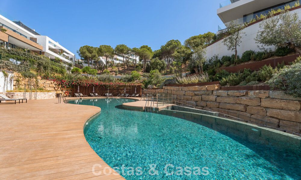 Instapklaar, modernistisch duplex penthouse met zeezicht te koop in Oost-Marbella 786505