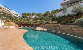 Instapklaar, modernistisch duplex penthouse met zeezicht te koop in Oost-Marbella 786505 