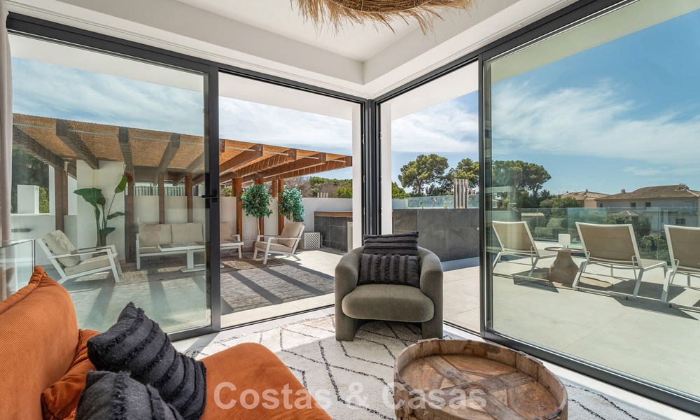 Instapklaar, modernistisch duplex penthouse met zeezicht te koop in Oost-Marbella 786506