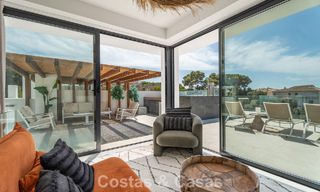 Instapklaar, modernistisch duplex penthouse met zeezicht te koop in Oost-Marbella 786506 