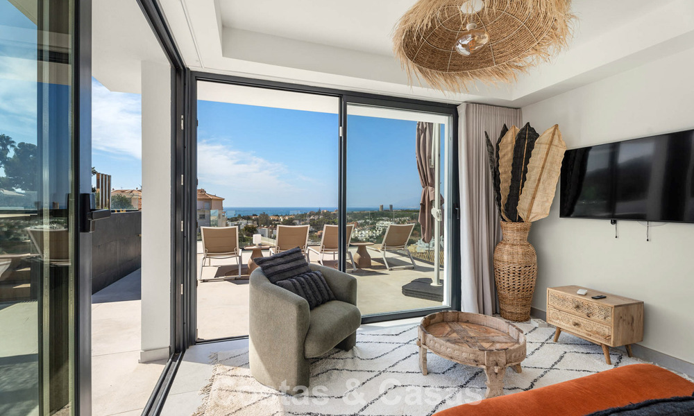 Instapklaar, modernistisch duplex penthouse met zeezicht te koop in Oost-Marbella 786507