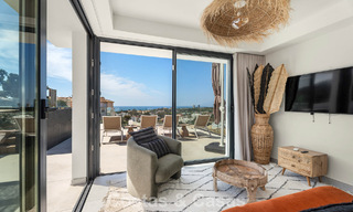 Instapklaar, modernistisch duplex penthouse met zeezicht te koop in Oost-Marbella 786507 