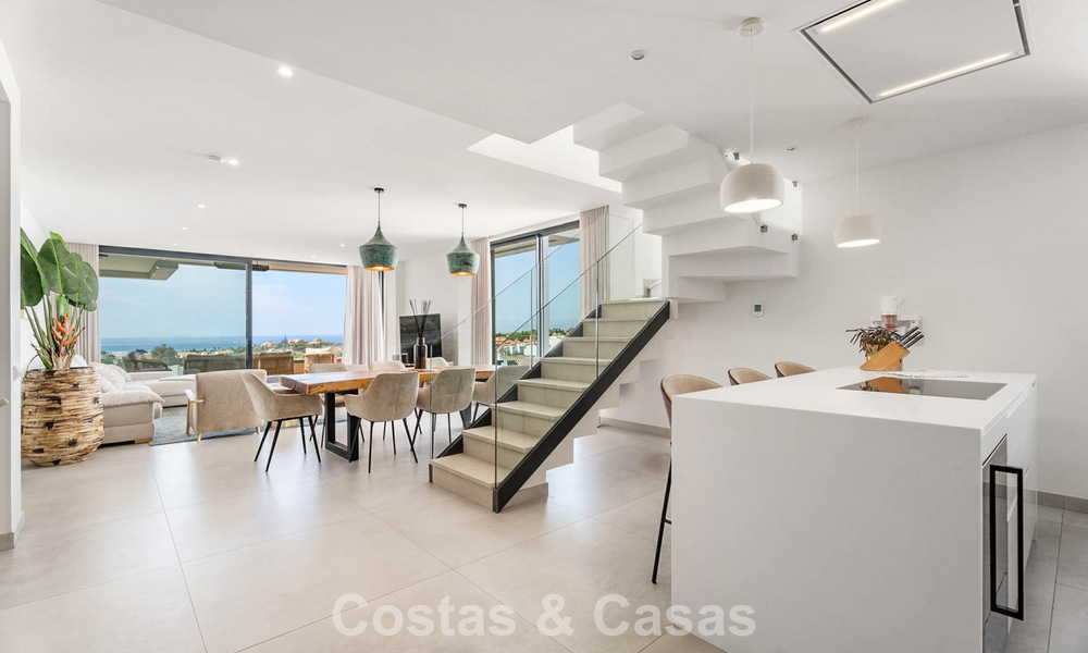 Instapklaar, modernistisch duplex penthouse met zeezicht te koop in Oost-Marbella 786508